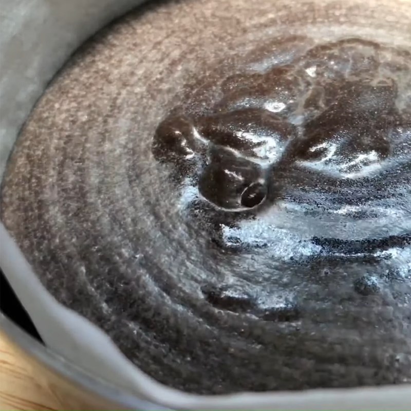 Bước 2 Đổ khuôn và nướng bánh Bánh than tổ ong bằng bánh oreo