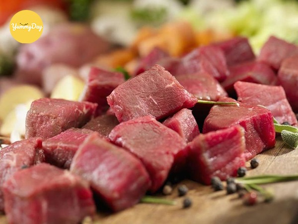 Thái thịt bò to và dày thành từng cục vuông hoặc chữ nhật vừa ăn