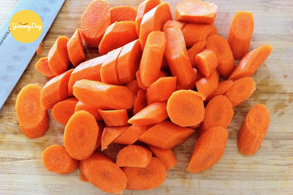 Cà rốt gọt vỏ, cắt thành khoanh tròn hoặc từng khúc nhỏ