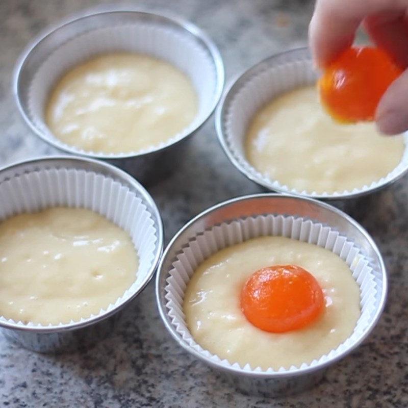Bước 3 Đổ khuôn bánh Cách làm bánh bông lan trứng muối