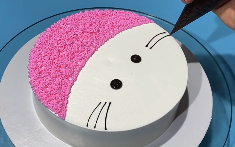 Vẽ bánh hình Hello Kitty