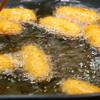 Thả các bánh đậu xanh kén vào chiên ngập dầu, dùng đũa đảo đều. Khi thấy bánh đậu xanh kén vàng cam đều các mặt thì vớt ra để ráo dầu.