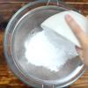 Cách làm bột bánh hẹ: Rây 100gr bột gạo và 100gr bột năng vào tô, thêm ½ muỗng cà phê muối vào rồi trộn đều hỗn hợp. Sau đó khoét ở giữa hỗn hợp bột một lỗ nhỏ rồi đổ 170ml nước sôi vào, trộn đều và chờ cho hỗn hợp nguội bớt thì chuyển sang nhào bột bằng tay khoảng 10-15 phút đến khi hỗn hợp mịn. Đậy kín và ủ bột trong khoảng 30 phút.