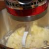 Dùng máy đánh 175g bơ rồi cho từ từ 190g đường vào đánh đến khi bơ xốp và chuyển màu vàng nhạt.