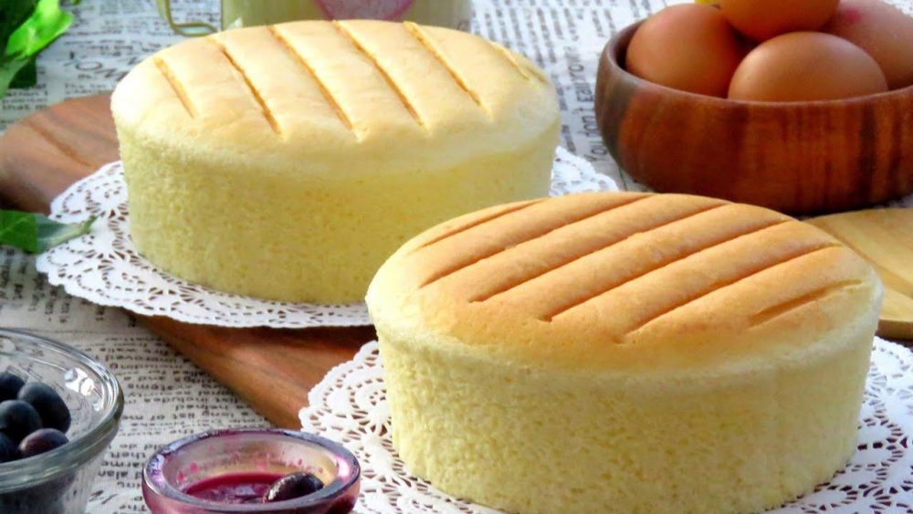 Bánh bông lan hấp bằng nồi cơm điện vẫn cho hương vị hoàn hảo với độ xốp, mịn không hề thua kém bánh hấp trên lò nướng