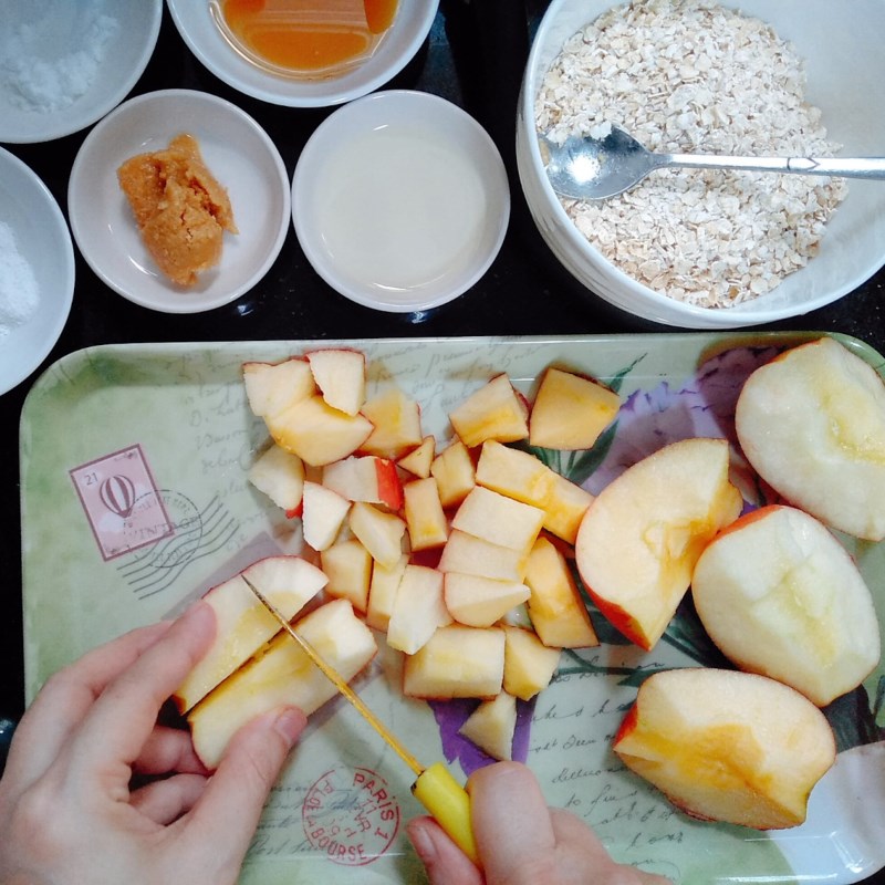 Bước 1 Sơ chế táo Bánh táo yến mạch