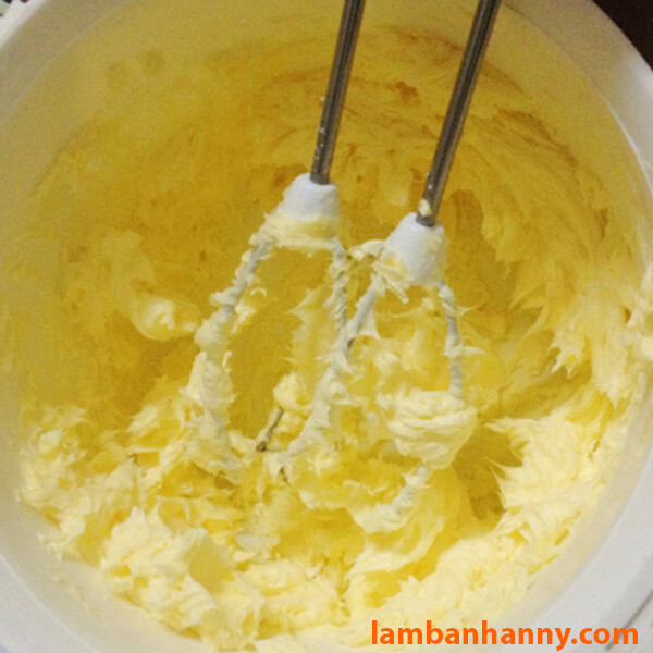 Đánh mềm bơ lạt bằng máy đánh trứng hoặc phới lồng