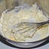 Kem phô mai thêm đường và sữa. Khuấy đều bằng máy đánh trứng cho đến khi có được lớp kem mịn. Sau đó thêm trứng vào và tiếp tục trộn.