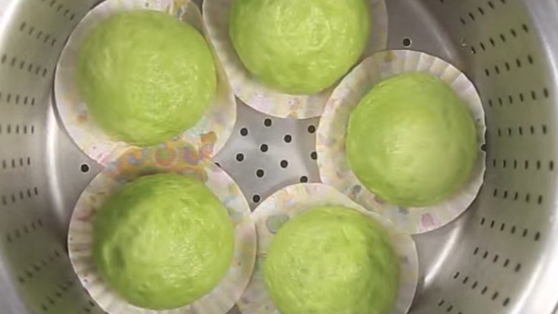 Hướng dẫn cách làm bánh bao trà xanh nhân kem trứng siêu nhanh, lạ miệng 07 / 2025