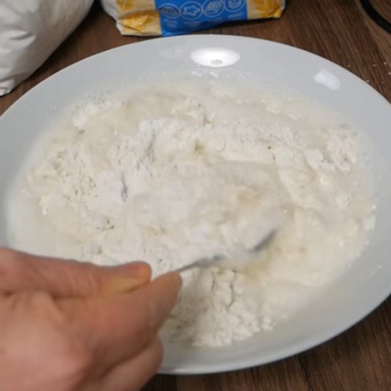 Bước 1 Pha bột Bánh chuối chiên bột gạo truyền thống