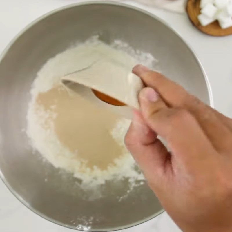 Bước 2 Trộn bột vỏ bánh Bánh sừng trâu (croissant) trứng muối