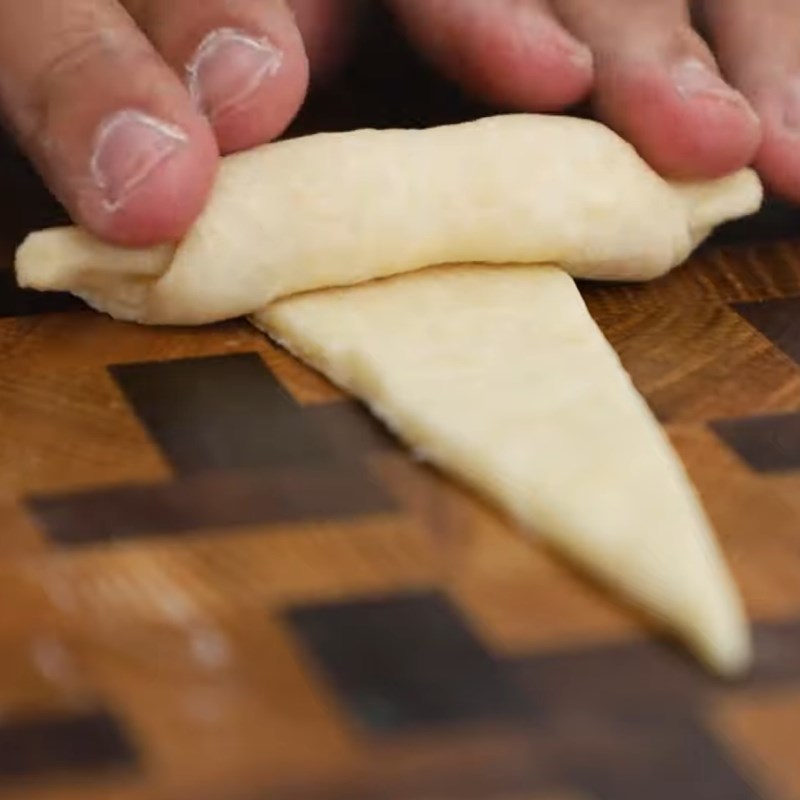 Bước 4 Chia bột và tạo nên hình Bánh sừng trâu (croissant) trứng muối