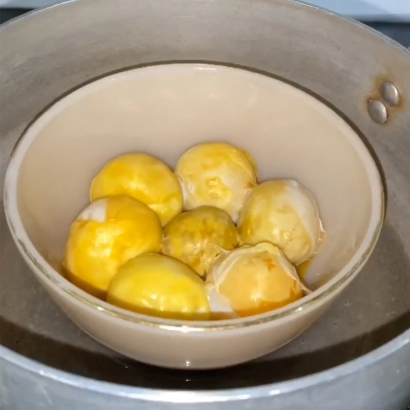 Bước 2 Sơ chế trứng muối bột Bánh sầu riêng rẽ trứng muối