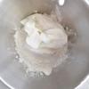 Làm bột bánh bao nướng: Trộn đều bột bánh bao với sữa chua, nhào thành khối dẻo mịn. Trải một lớp bột áo ra mặt phẳng sạch, nhồi bột khoảng 3 phút. Cắt bột làm 4, nhồi từng khúc thành đoạn dài rồi cắt thành khúc nhỏ.