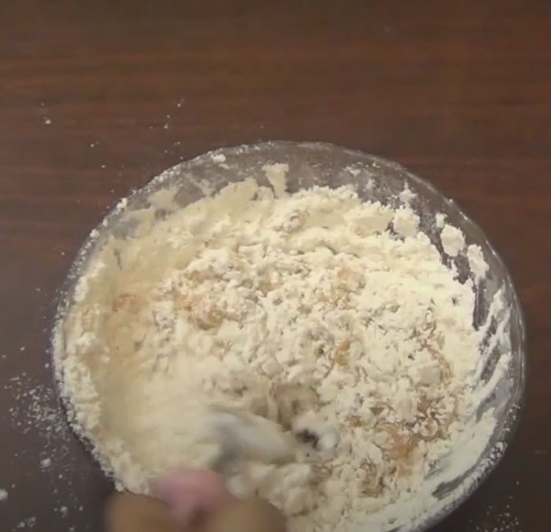 Bước 1 Trộn bột bánh Bánh trung thu nhân thập cẩm bằng nồi chiên không dầu