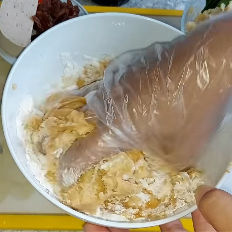 Bước 2 Trộn và nhồi bột bánh Bánh Trung Thu thập cẩm chay ko quan trọng lò nướng