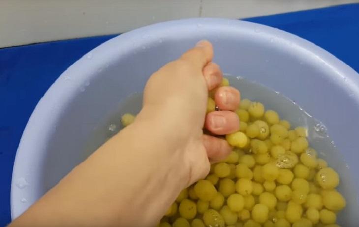 Rửa chùm ruột để loại bỏ nước chua 