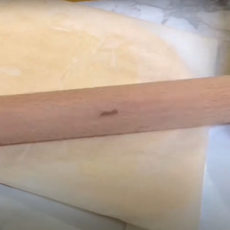 Bước 3 Cán bột và tạo ra hình bánh Bánh quy đậm nướng vị chảo chống dính