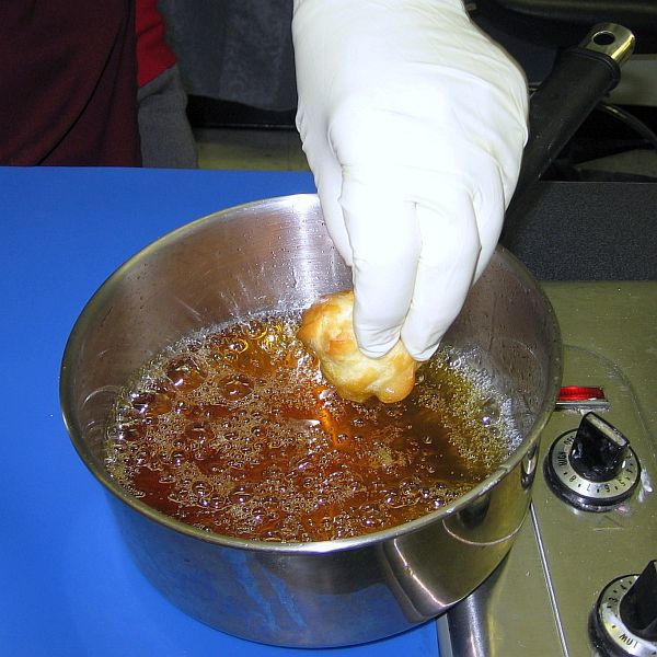 Ngâm một Puff Cream trong Caramel để tạo một Croquembouche