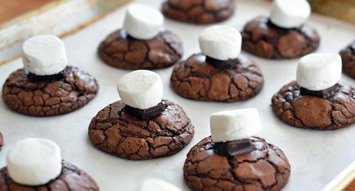 Bước 4 Trang trí Bánh quy sô cô la với kẹo dẻo marshmallow