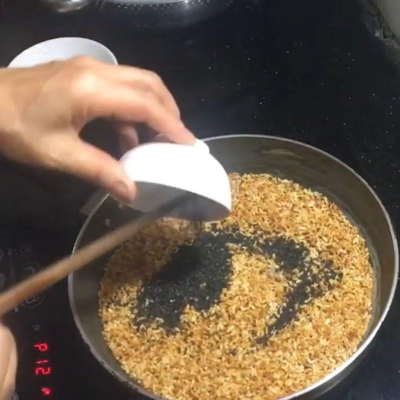 Bước 2 Đảo cơm với đường Cơm khô ngào đường mè đen