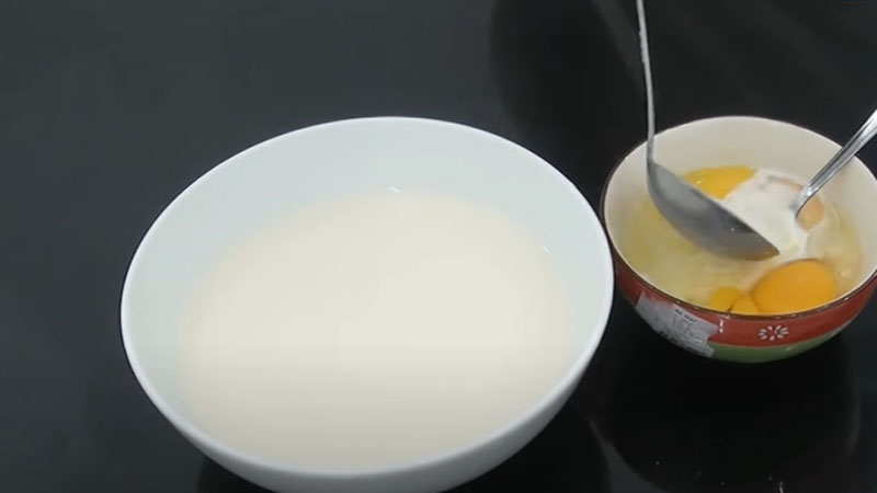 Trộn sữa với trứng