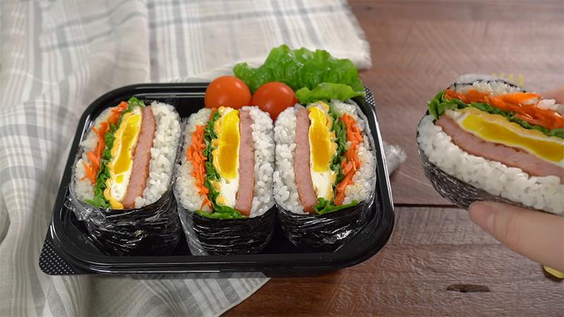 Cơm nắm Nhật Bản kiểu sandwich thơm ngon bổ dưỡng