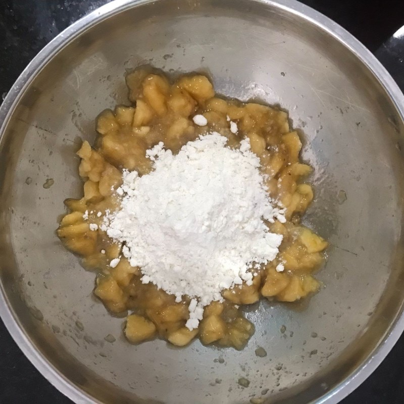 Bước 1 Trộn bột với chuối Bánh chuối nướng vì chưng bột mì nhiều dụng