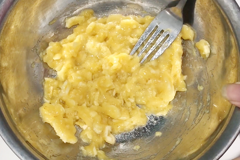 Cách thực hiện bánh chuối nướng vì chưng nồi rán ko dầu: Sơ chế vẹn toàn liệu