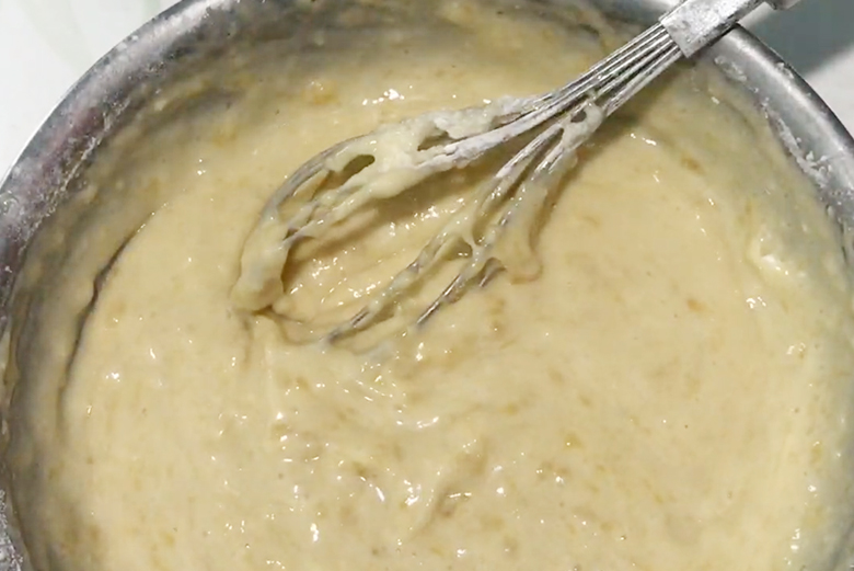 Cách thực hiện bánh chuối nướng vì chưng nồi rán ko dầu: trộn bột bánh chuối