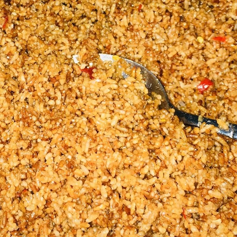 Cách làm gạo rang gia vị tỏi ớt vừa thơm ngon vừa dễ làm - Hình 10