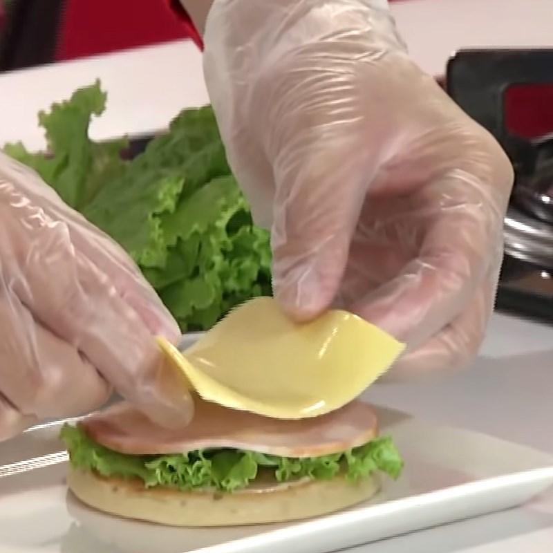 Bước 2 Tạo hình Hamburger bằng bánh rán