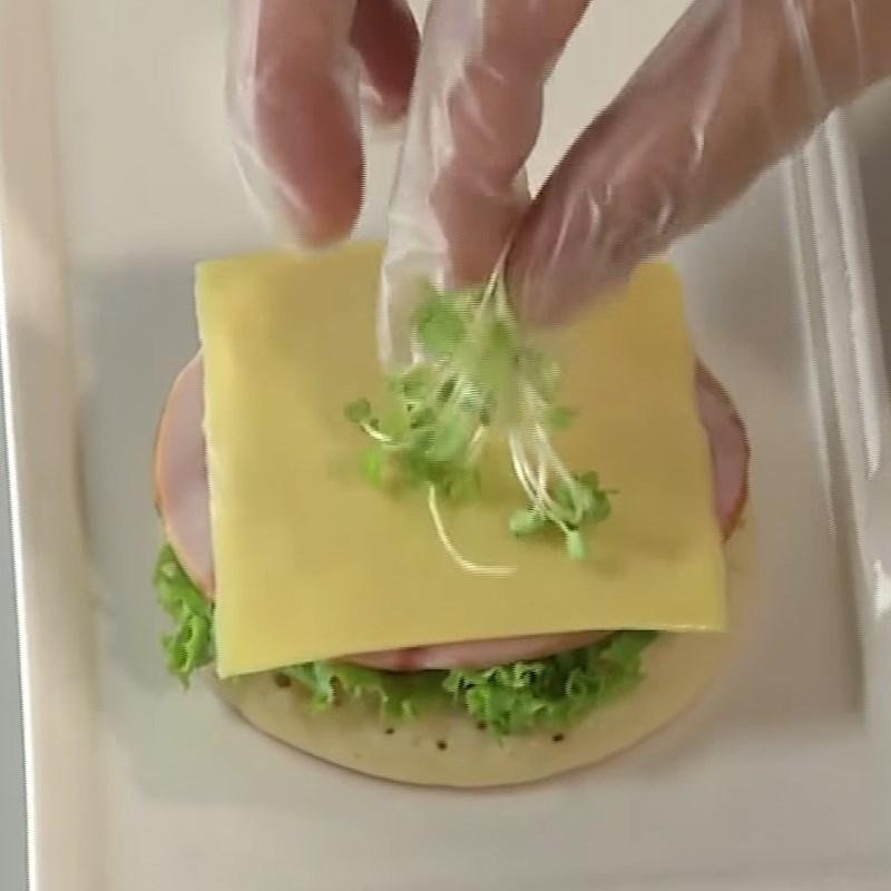 Bước 2 Tạo hình Hamburger bằng bánh rán