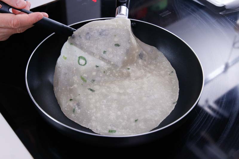 Ăn bánh tráng cuộn trứng theo kiểu Đài Loan, hay ho từ lúc làm cho đến lúc ăn - Ảnh 6.