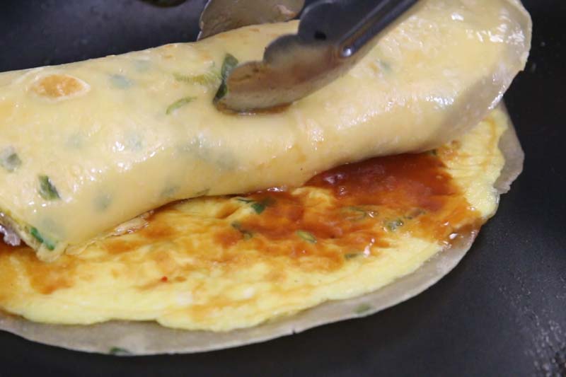 Ăn bánh tráng cuộn trứng theo kiểu Đài Loan, hay ho từ lúc làm cho đến lúc ăn - Ảnh 8.