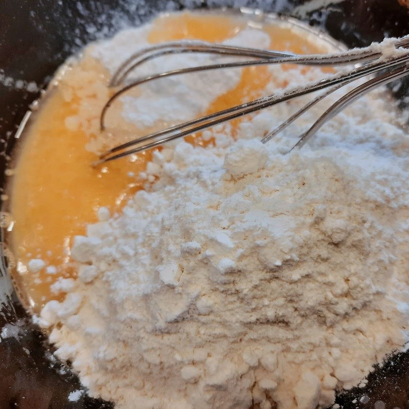 Bước 2 Đánh hỗn hợp trứng Bánh bông lan cam tươi