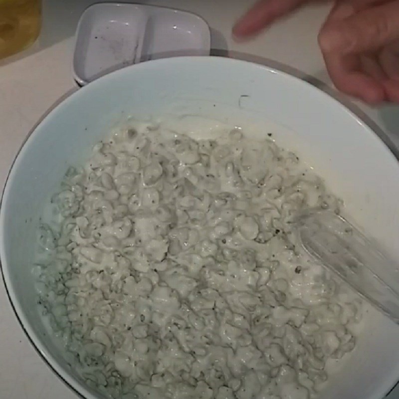 Bước 2 Trộn hến vào bột Bánh hến chiên