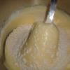 Cho bơ và si-rô bắp vào trộn với nhau trong một bát nhỏ. Thêm 200g đường bột vào rồi đánh đều cho đến khi chúng hoàn toàn kết hợp với nhau. Thêm ½ muỗng cà phê siro bạc hà cùng lúc trộn để hỗn hợp có hương vị như mong muốn. Sau đó cho thêm 100g đường bột, khuấy tiếp.