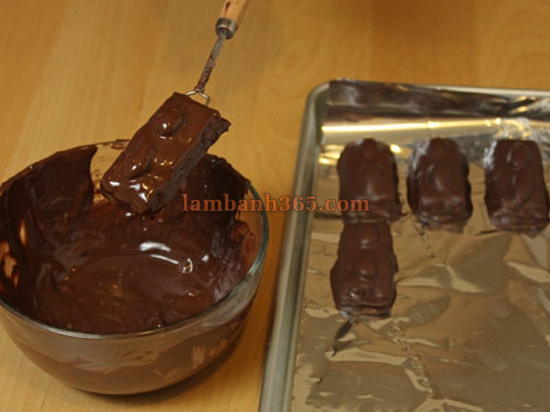 Cách làm kẹo dừa hạnh nhân phủ socola quyến rũ