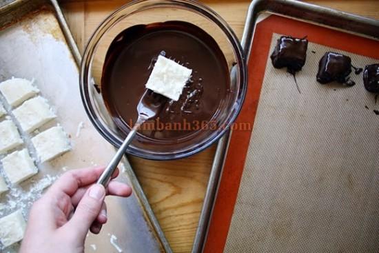 Cách làm kẹo dừa phủ chocolate ngọt ngào
