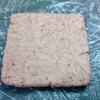 Cho khối bột bánh hột mít ra mặt phẳng có lót sẵn nylon, bọc nylon lại rồi dùng chày cán dẹp (dày khoảng 1cm). Sau đó cắt bánh thành những miếng nhỏ vừa ăn.