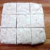 Cho khối bột bánh hột mít ra mặt phẳng có lót sẵn nylon, bọc nylon lại rồi dùng chày cán dẹp (dày khoảng 1cm). Sau đó cắt bánh thành những miếng nhỏ vừa ăn.