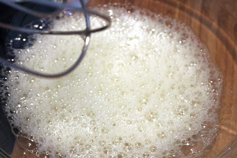 Cách thực hiện bánh bông lan vì như thế nồi rán ko dầu: Đánh tròng trắng trứng