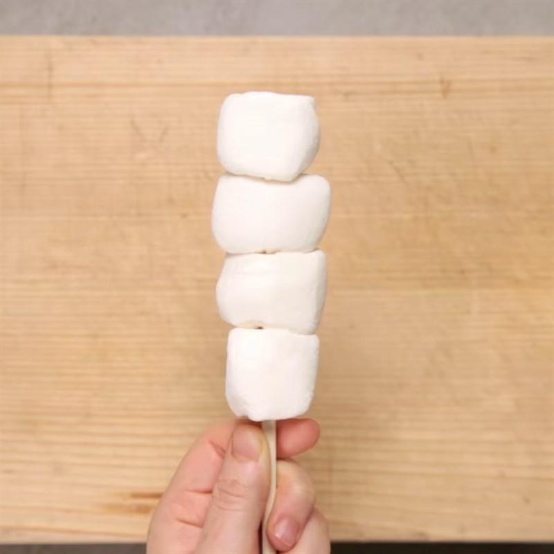 Bước 2 Áo bột lên kẹo Kẹo marshmallow chiên phủ socola