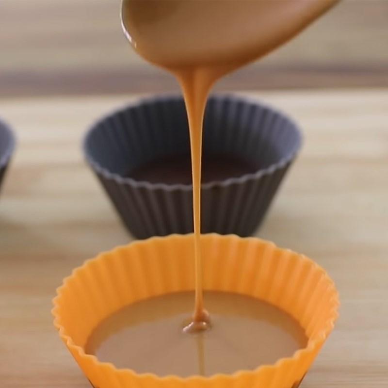Bước 3 Đổ hỗn hợp bơ đậu phộng Kẹo peanut butter cup