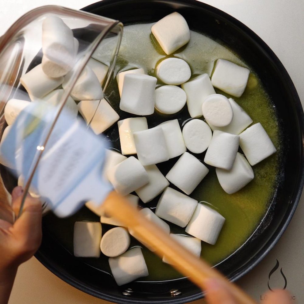 Bước 1 Tạo hỗn hợp kẹo sữa Làm kẹo sữa Nougat bằng Marshmallow