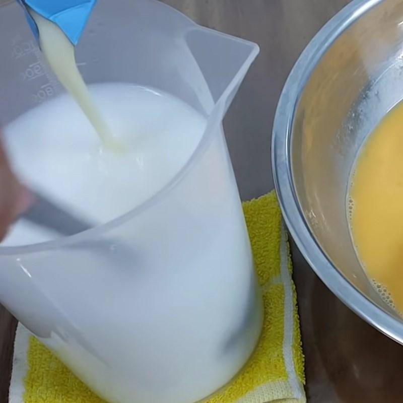 Bước 2 Đánh trứng và pha sữa đặc Bánh flan sữa đặc