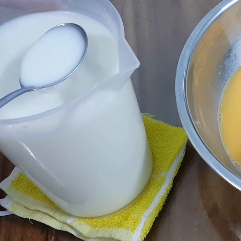 Bước 2 Đánh trứng và pha sữa đặc Bánh flan sữa đặc