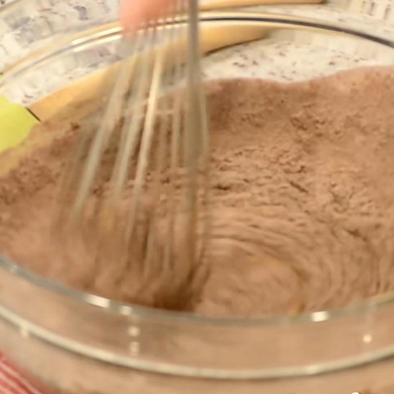 Bước 2 Trộn bột khô Bánh kem socola hình trái tim