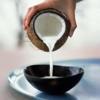 Phần vỏ bánh lá dứa: Đổ 270ml nước dừa + 1/2 muỗng cà phê muối + 4 muỗng cà phê đường + 1 muỗng cà phê nước màu lá dứa vào gạo nếp trộn đều, xào cho đều nhau. Chia làm 5 phần đều nhau (5 bánh).
